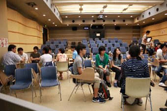 写真:体験発表会後、コースごとの意見交換会