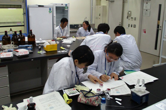 写真:研究者と一緒に計画を練っている様子