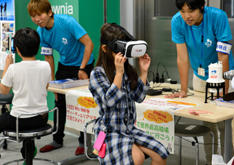 写真：VRを使った模擬見学