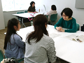 写真：理系志望の女子中高大生、個別相談会の様子