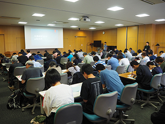 写真:元素検定中の会場の様子