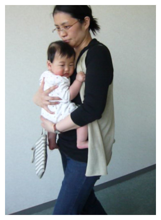 わが子を抱っこする黒田TLの写真