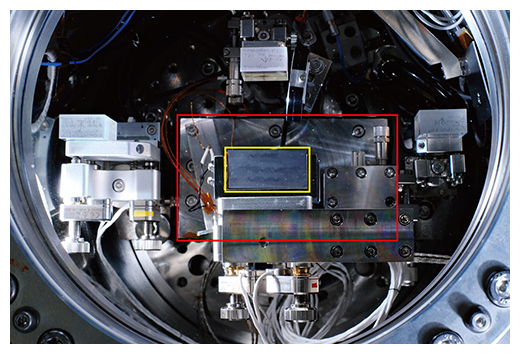 温度調整器（赤枠内下部）に乗ったシリコン反射鏡（黄枠部分）の図