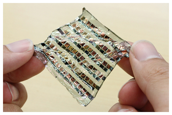 厚さ0.003mmの有機太陽電池の写真