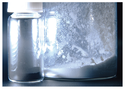 焼成前の理研MOF(右)と焼成後に粉砕した理研MOF炭化物(左)の図
