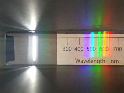 分光器の中をのぞいたら・・・。これが何の光かわかるかな？ の画像
