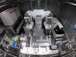 汎用ヒト型ロボットLabDroidまほろ：人間と同じ道具を使う実験ロボットの図