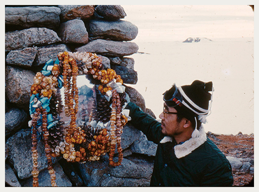 福島ケルン。銘板とドライフラワーで、福島ケルンを顕彰する小玉隊員の写真