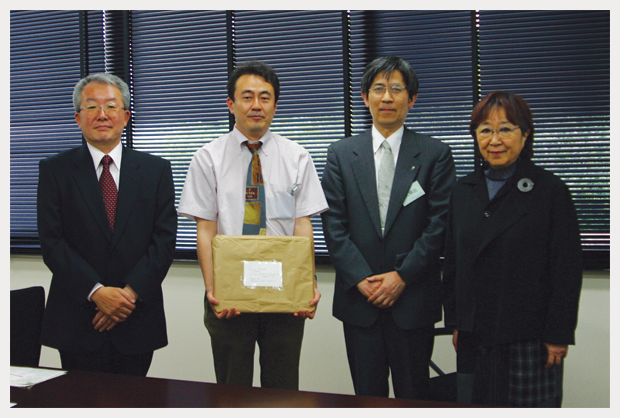 矢野安重 仁科加速器研究センター長、筆者、神田健三 中谷宇吉郎雪の科学館長、中谷芙二子さんの写真