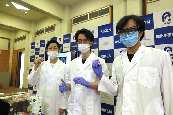 ライブ実験:光るタンパク質を見てみよう!の写真