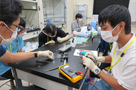 Bコース「ペラペラの有機太陽電池を作ってみよう」実習の様子の画像