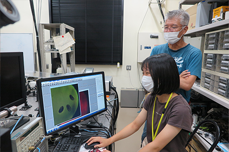 Cコース「身近にいる微生物たちが棲む超高速の世界」実習の様子の画像