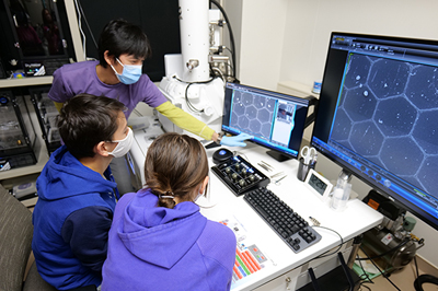 研究室での説明の様子