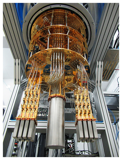 64量子ビット超伝導量子コンピュータ用の希釈冷凍機内の配線の画像