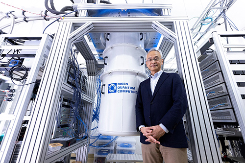 中村 泰信 センター長と超伝導量子コンピュータの写真
