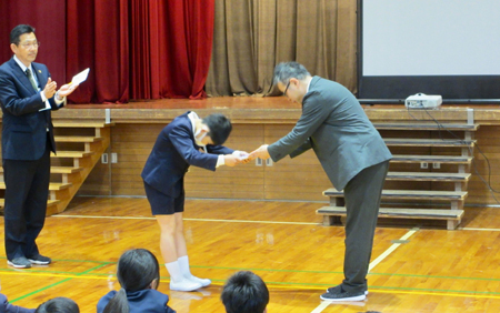 里庄東小学校での贈呈式の写真