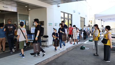 理化学研究所 仙台地区一般公開当日に並ぶ来場者の写真