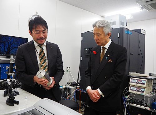 脳神経科学研究センターで説明を受けられる盛山 大臣の写真