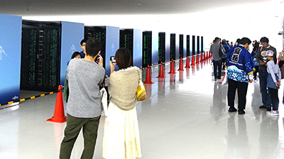 計算機室に入室!スーパーコンピュータ「富岳」見学ツアーの写真