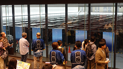ガラス越しで！スーパーコンピュータ「富岳」見学の写真