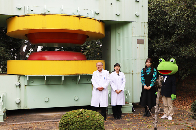 青森朝日放送「ツカエルくんのえねタン」取材時の写真：左から、記念史料室（理化学研究所2名）、橋本 麗奈、ツカエルくん