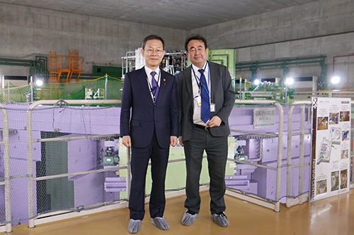 photo of Minister Lee Jong Ho, RIKEN Nishina Center for Accelerator-Based Science Director Hiroyoshi Sakurai