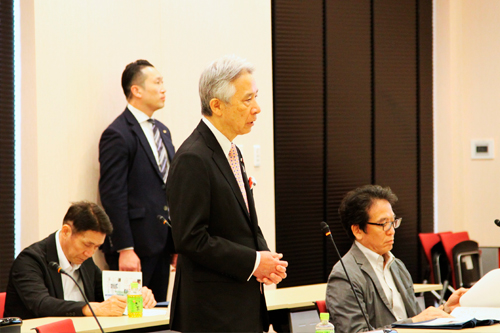 講堂でご挨拶をされる盛山 大臣の写真
