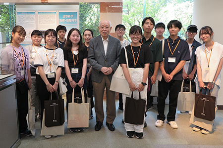 初日の施設見学の一コマの画像