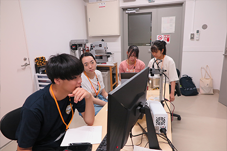 実験の様子:Cコース「昆虫の行動戦略を解き明かす!」