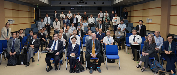 参加者全員による記念写真