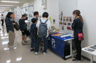 理化学研究所 仙台地区一般公開展示を見る来場者の写真
