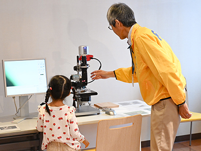 身近な生き物を顕微鏡で観察している様子