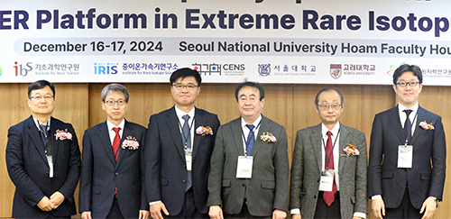 ファン・ソンフン 韓国科学技術情報通信部国際協力局長、ホン・スンウ IBS・IRIS所長、シン・テクス IBS・IRIS部門長、櫻井 博儀 理研仁科センター RI物理研究部 部長（センター長）、加藤 礼三 理研研究政策審議役、大西 一義 在韓日本大使館経済公使の写真