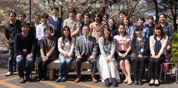 ケミカルバイオロジー研究グループのメンバーの集合写真 長田 裕之グループディレクター(前列中央)、本山 高幸専任研究員(後列左から6人目)、尹 忠銖研究員(後列左から8人目)