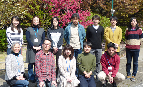 糖鎖代謝学研究チームのメンバーと鈴木 匡チームリーダーの写真