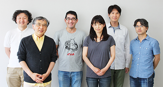 小林俊秀主任研究員（研究当時、左から2番目）と研究室メンバーの写真