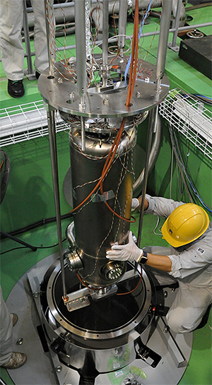 高エネルギー加速器研究機構内で行った超伝導加速空洞の試験の写真