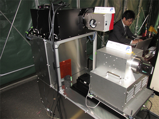 「遠隔的散乱光検出・干渉計測・分光計測」の3つの方法を融合した高空間分解表面3次元計測システム試作機の写真