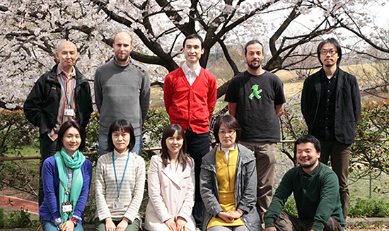 風間北斗、稲田健吾、髙木（槌本）佳子と知覚神経回路機構研究チームのメンバーの写真