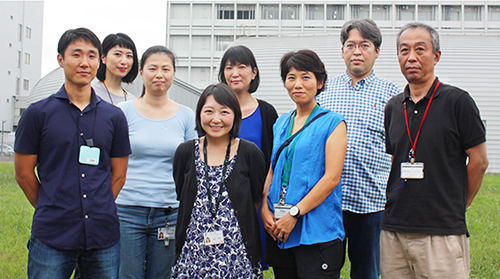 鈴木貴紘、鈴木治和と細胞機能変換技術研究チームのメンバーの写真