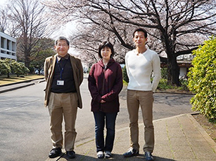 秋葉康之グループリーダー、キム・ミンジョン国際プログラム・アソシエイト（研究当時）、中川格　専任研究員の写真