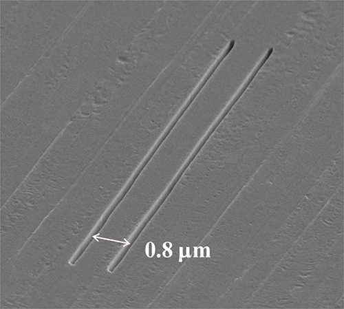 二重スリットの走査電子顕微鏡像の図