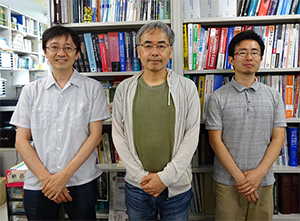 笹栗研究員、西道チームリーダー、永田研究員（研究当時）の写真