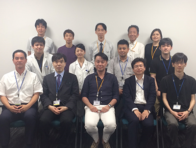 小松正明、浜本隆二、松岡隆と共同研究グループのメンバーの集合写真