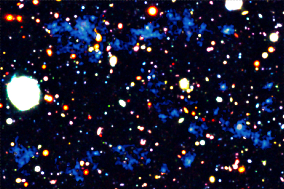 発見された宇宙網の画像（青い部分が水素ガス）の図