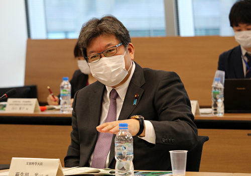 研究者と意見交換される萩生田大臣の写真