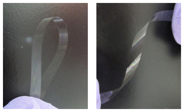 作製した幅3mm、厚み3μmのホウケイ酸ガラスを曲げた状態とねじった状態の図
