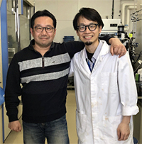 田中克典主任研究員（左）、ケンワード・ヴォン研究員の写真