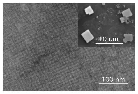 PbSコロイド量子ドットが単純立方格子状に集合した超結晶（右上）とその表面の画像の図