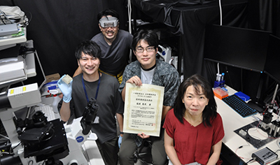 金子 泰洸ポール 特別研究員(研究当時)、新宅 博文 理研白眉研究チームリーダー、塩見 晃史 基礎科学特別研究員、西川 香里 テクニカルスタッフⅠの写真